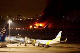 اشتعال النيران في مطار هانيدا الياباني